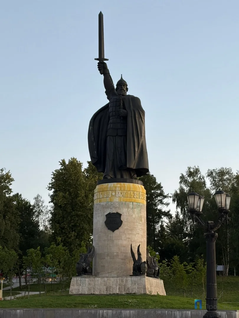 Памятник, снятый во время поездки