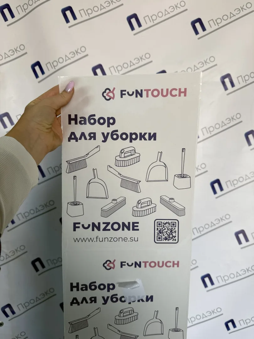 Печатная этикетка без сплошной цветной заливки на светлой подложке