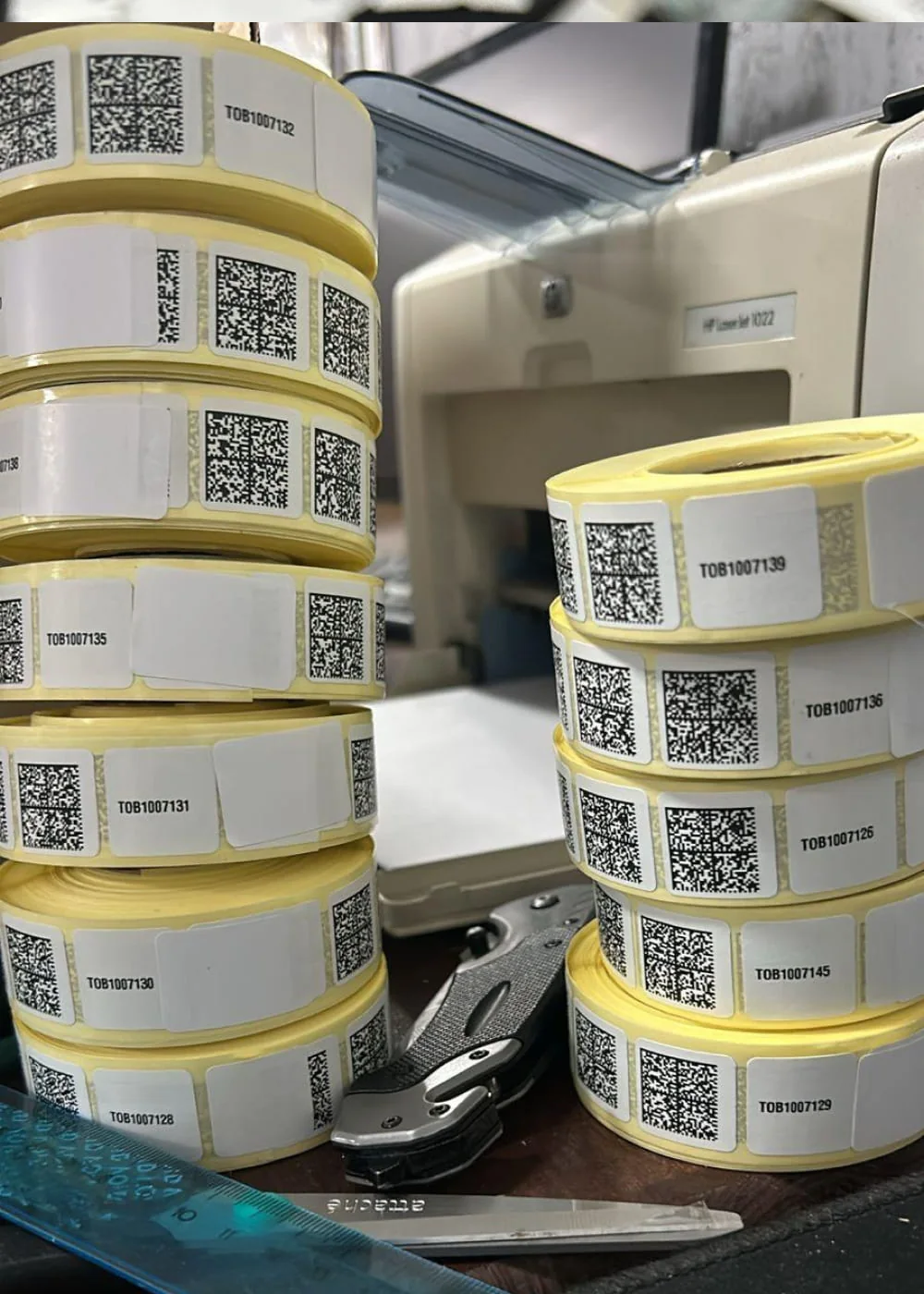 Рулоны этикеток с кодами DataMatrix и числовыми идентификаторами