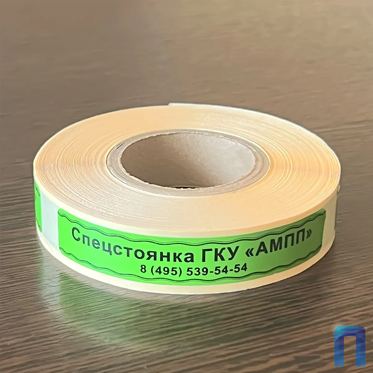 Рулон зелёных этикеток с чёрной печатью
